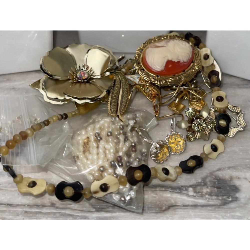 Jewelry Costume Lot, Vtg Gold Toned Cameo Brooch 3 Strand Pearl Necklace Shell